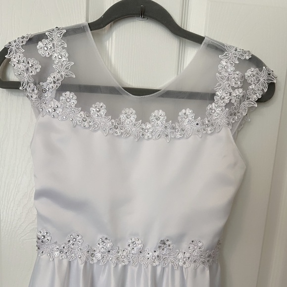 Elegant White Floral Kids Formal Dress - Picture 9 of 16